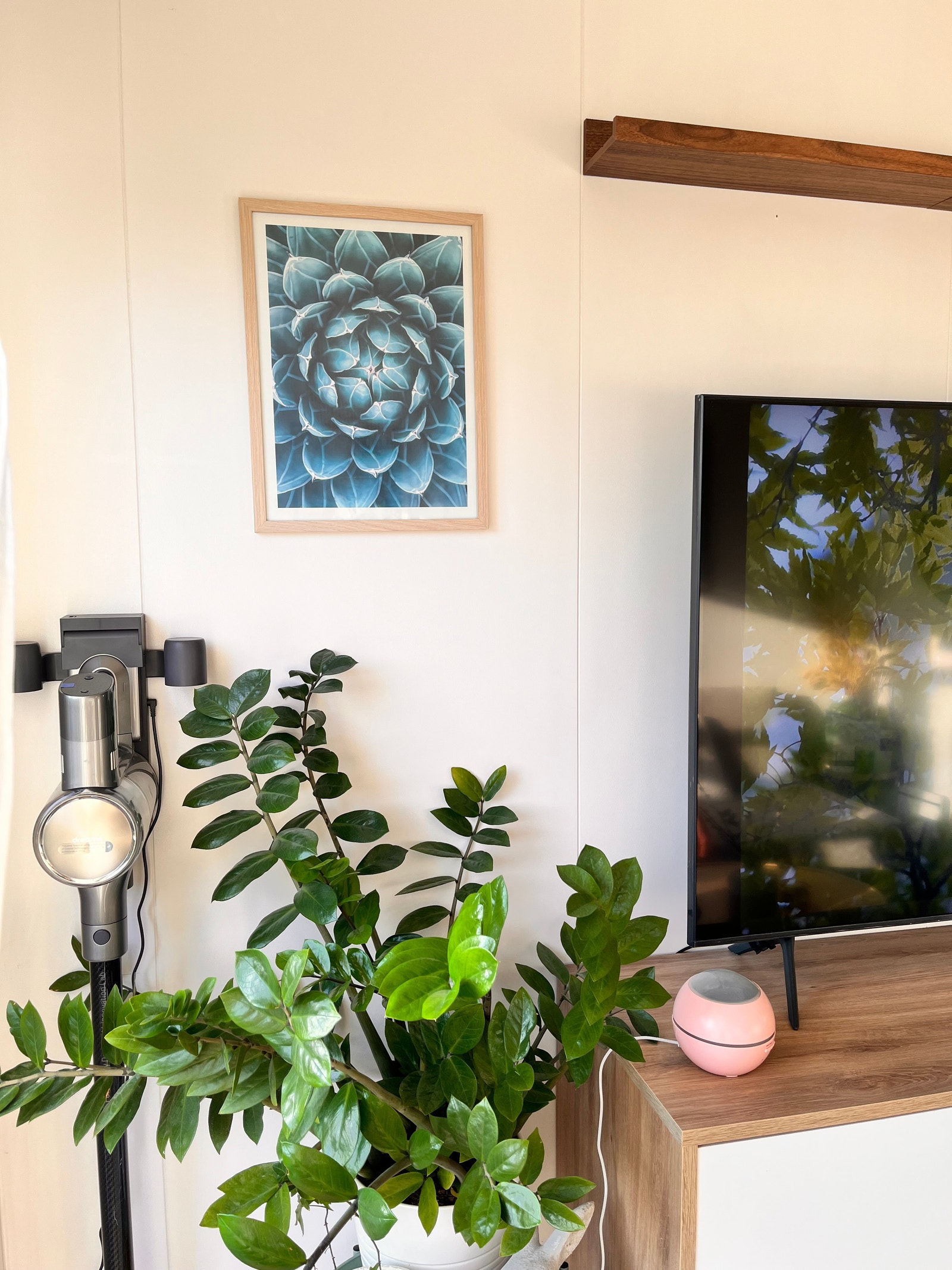 Wireless vacuum available with charger Galleribilde