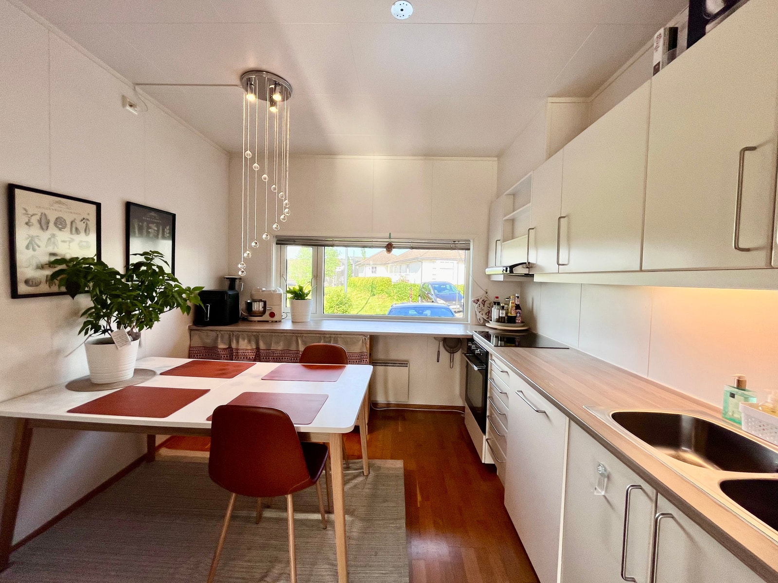 Bright kitchen with a lot of sunlight in the morning. Galleribilde