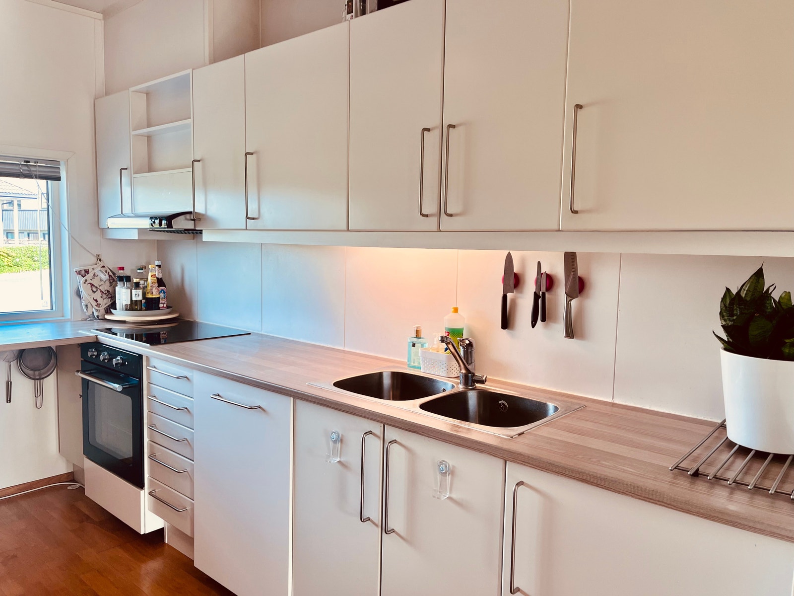 Bright kitchen with a lot of sunlight in the morning. Galleribilde