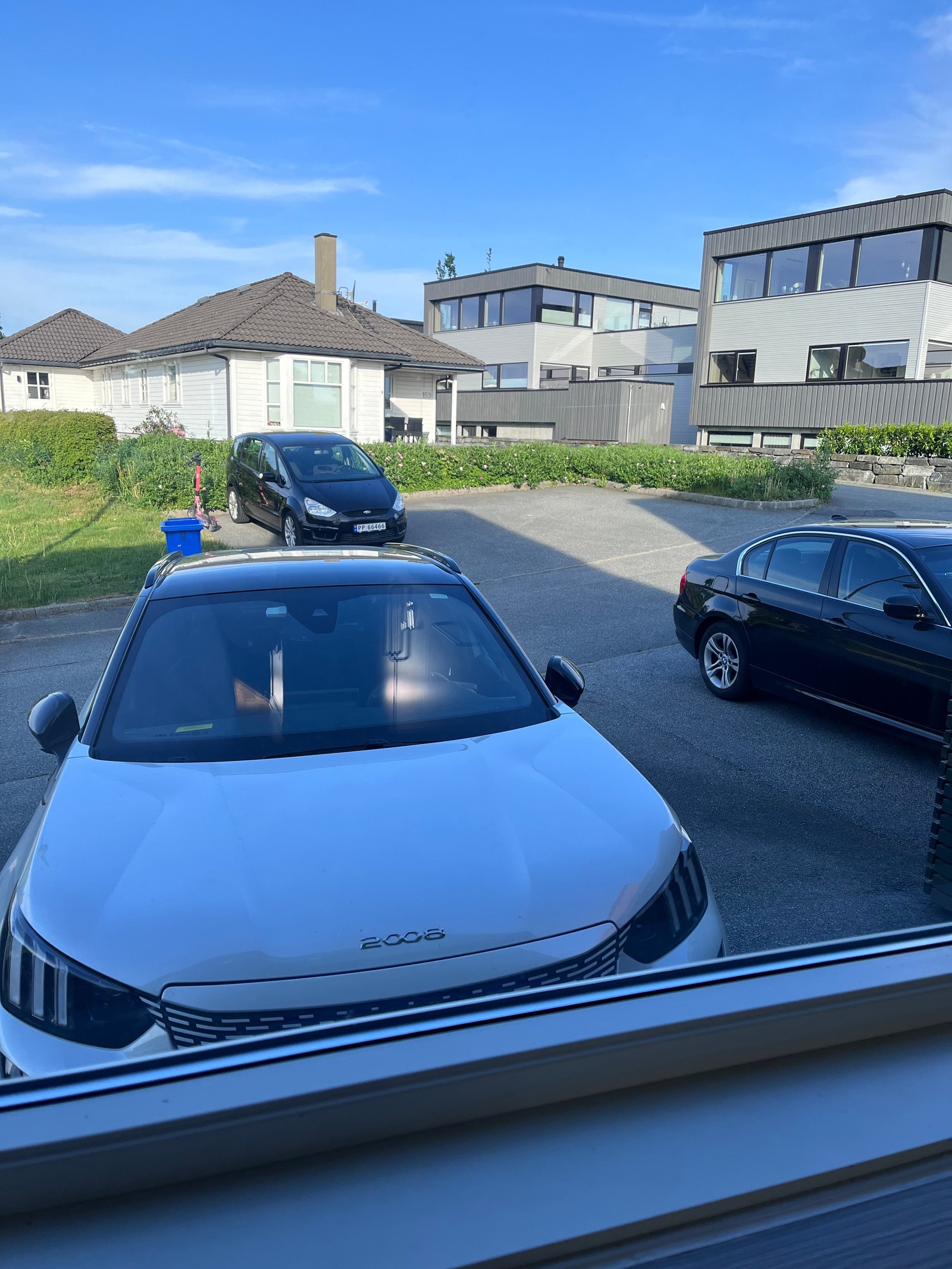Private parking lot (upto 2 cars) + lots for guests Galleribilde