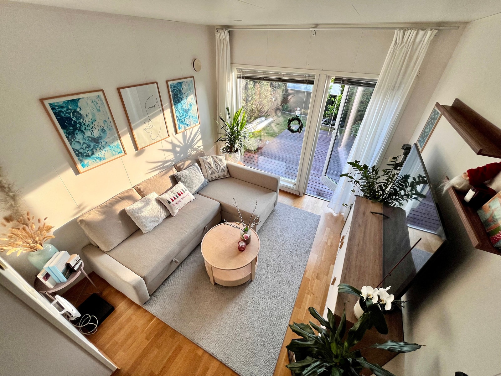 Cozy living room with a lot of sunlight Galleribilde