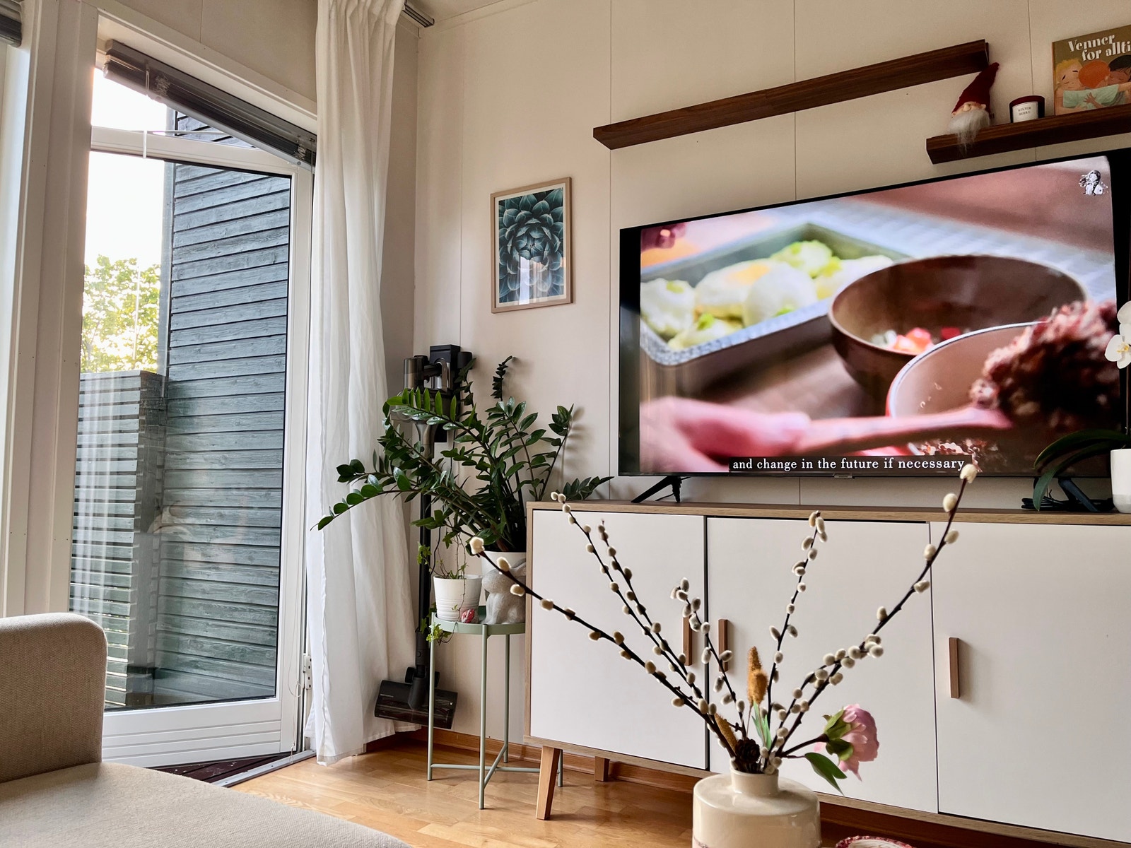 Huge window and door with direct access to terrace and garden Galleribilde