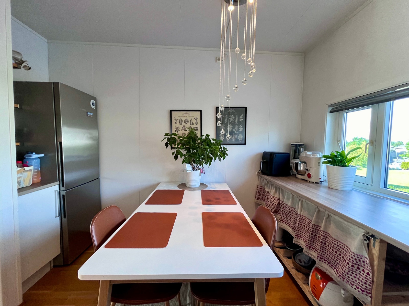 Bright kitchen with a lot of sunlight in the morning. Galleribilde