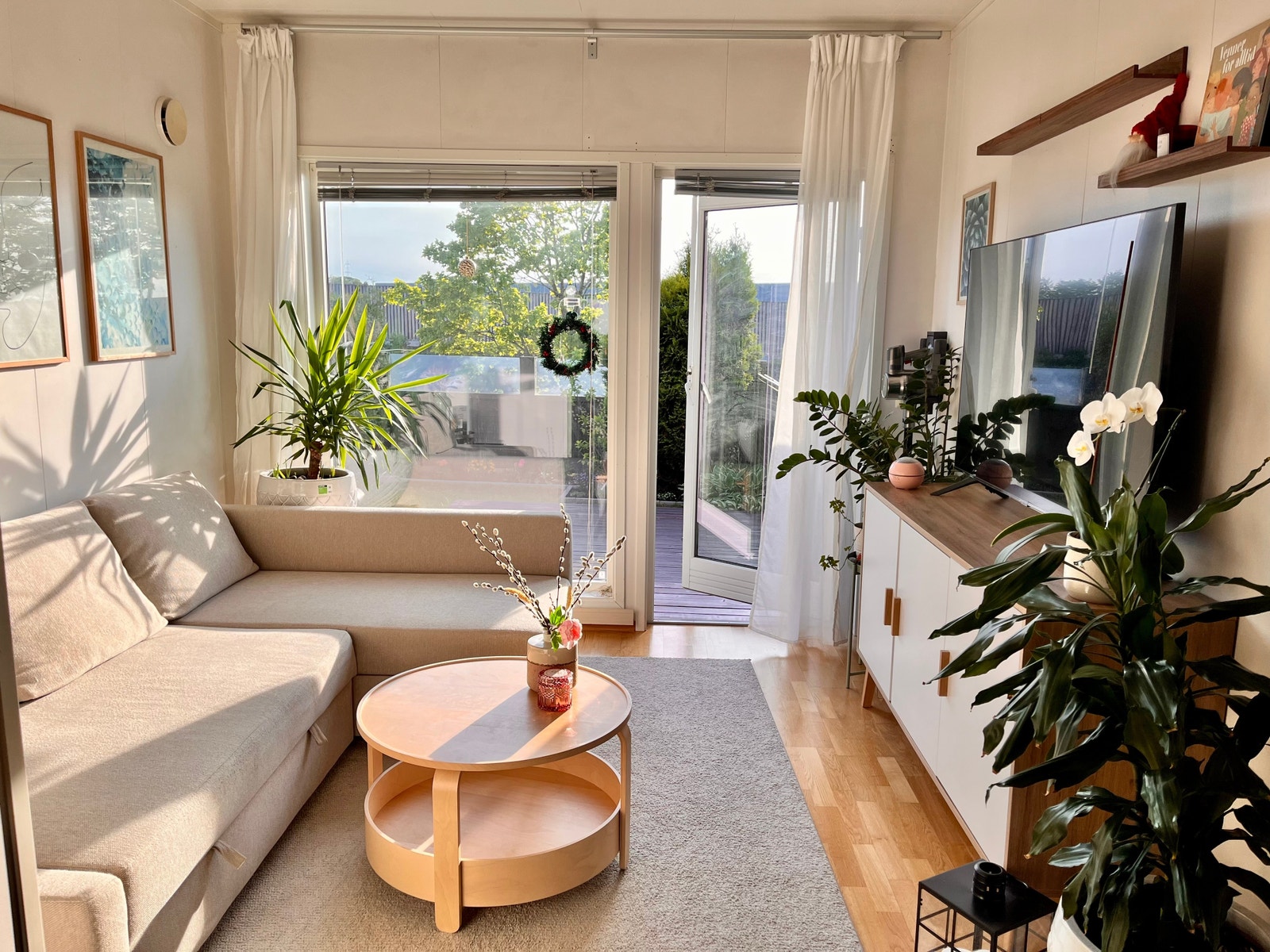 Huge window and door with direct access to terrace and garden Galleribilde