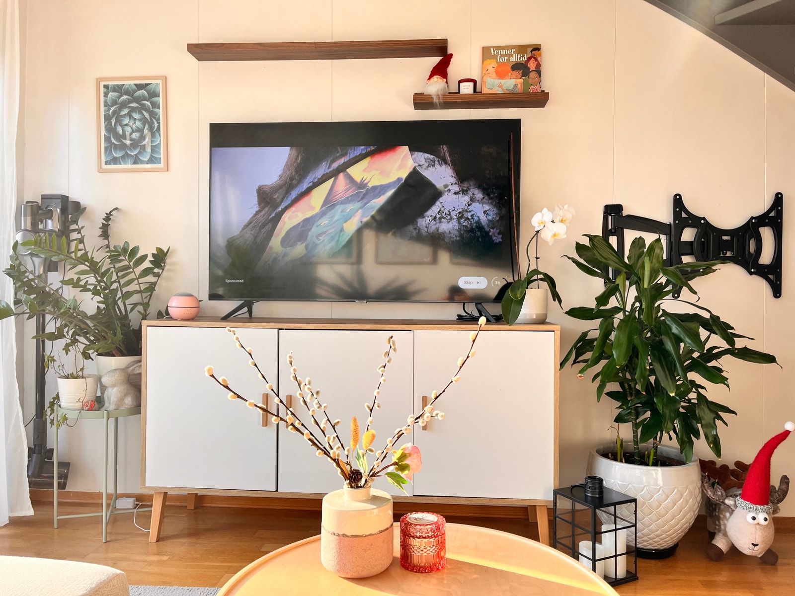 Cozy living room with a lot of sunlight Galleribilde