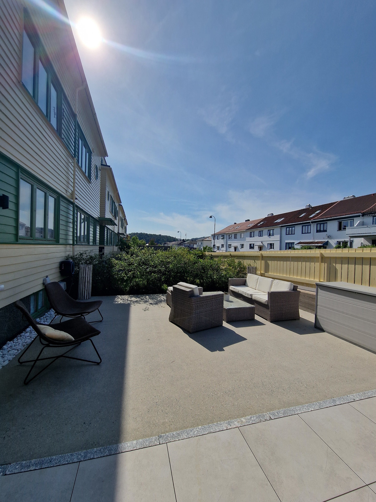 Deilig uteplass med god sitteplass med ettermiddag og kveldssol. Gril er også plassert her. Galleribilde