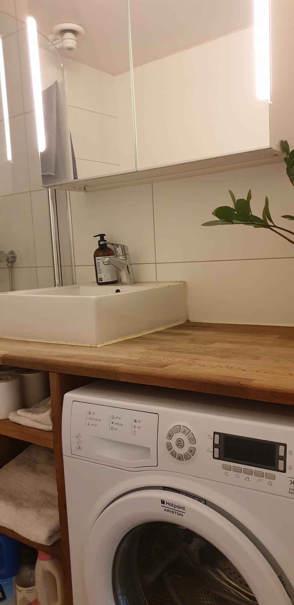 Bad med vaskemaskin og varmekabler under gulv Galleribilde