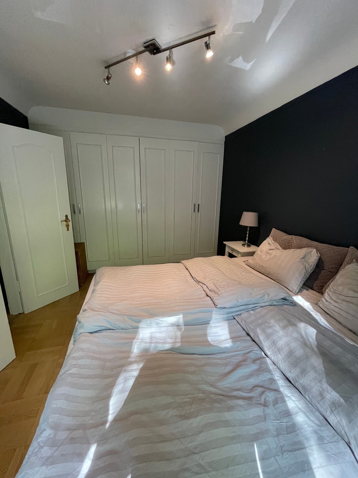 Soverom med god garderobeplass Galleribilde