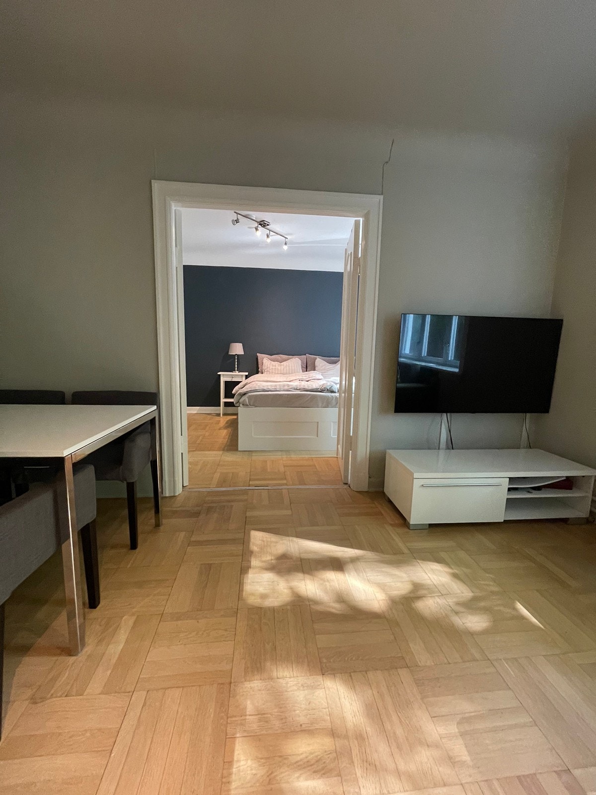 Stue med direkte adkomst til soverom med sjarmerende klassiske dobbeltdører Galleribilde