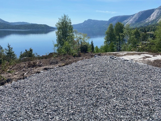 Utsikt mot vannet og Langfjell Galleribilde