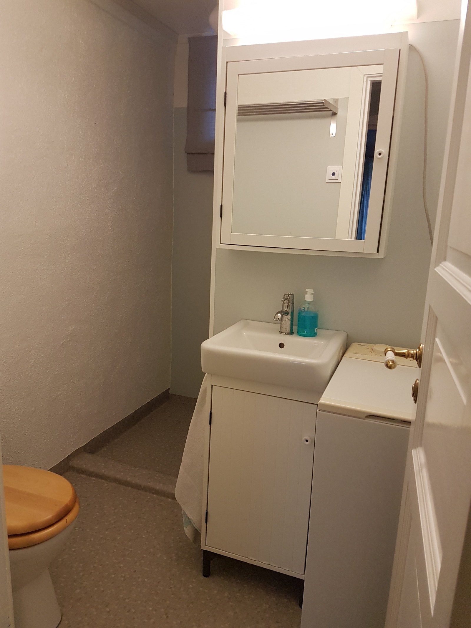 Bad med hybel vaskemaskin og dusjhjørne bak veggen Galleribilde