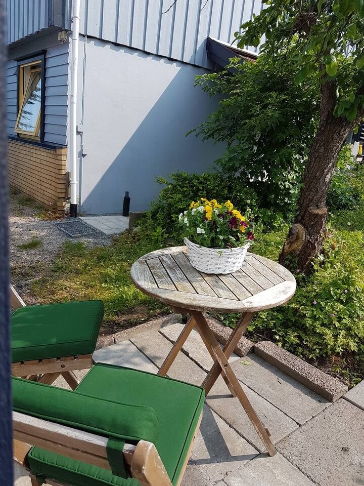 Liten uteplass med ettermiddagssol Galleribilde