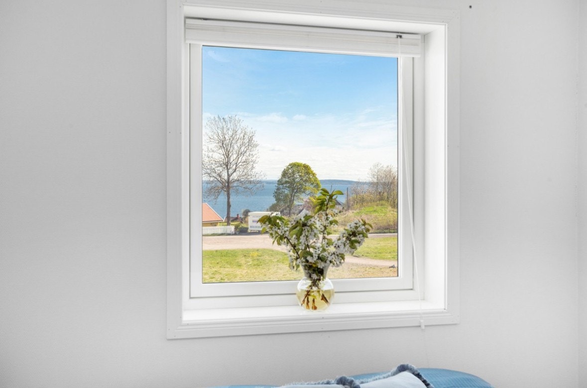 Flott sjøutsikt fra soveromsvinduet Galleribilde