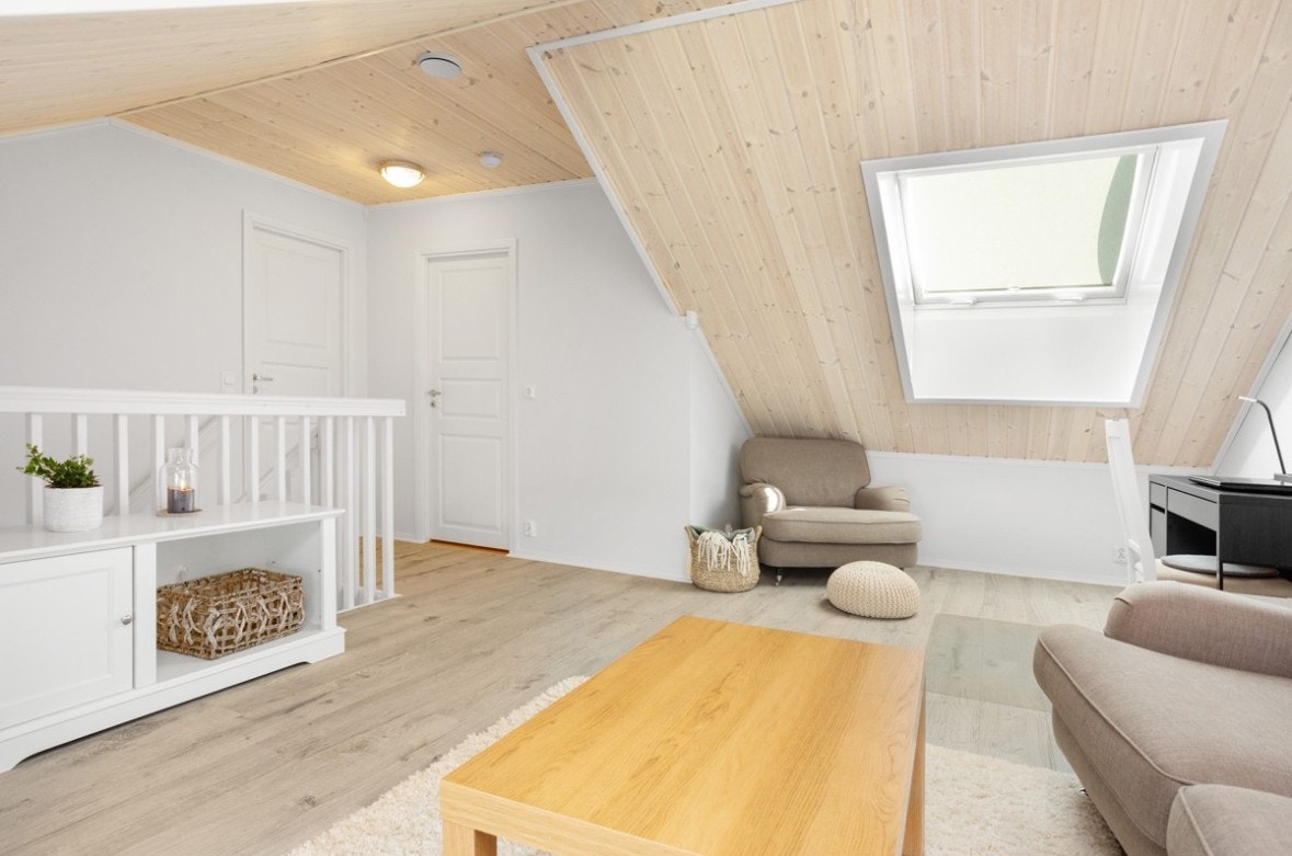 Det er bygget en vegg langs trappen så loftstua også kan benyttes som soverom Galleribilde