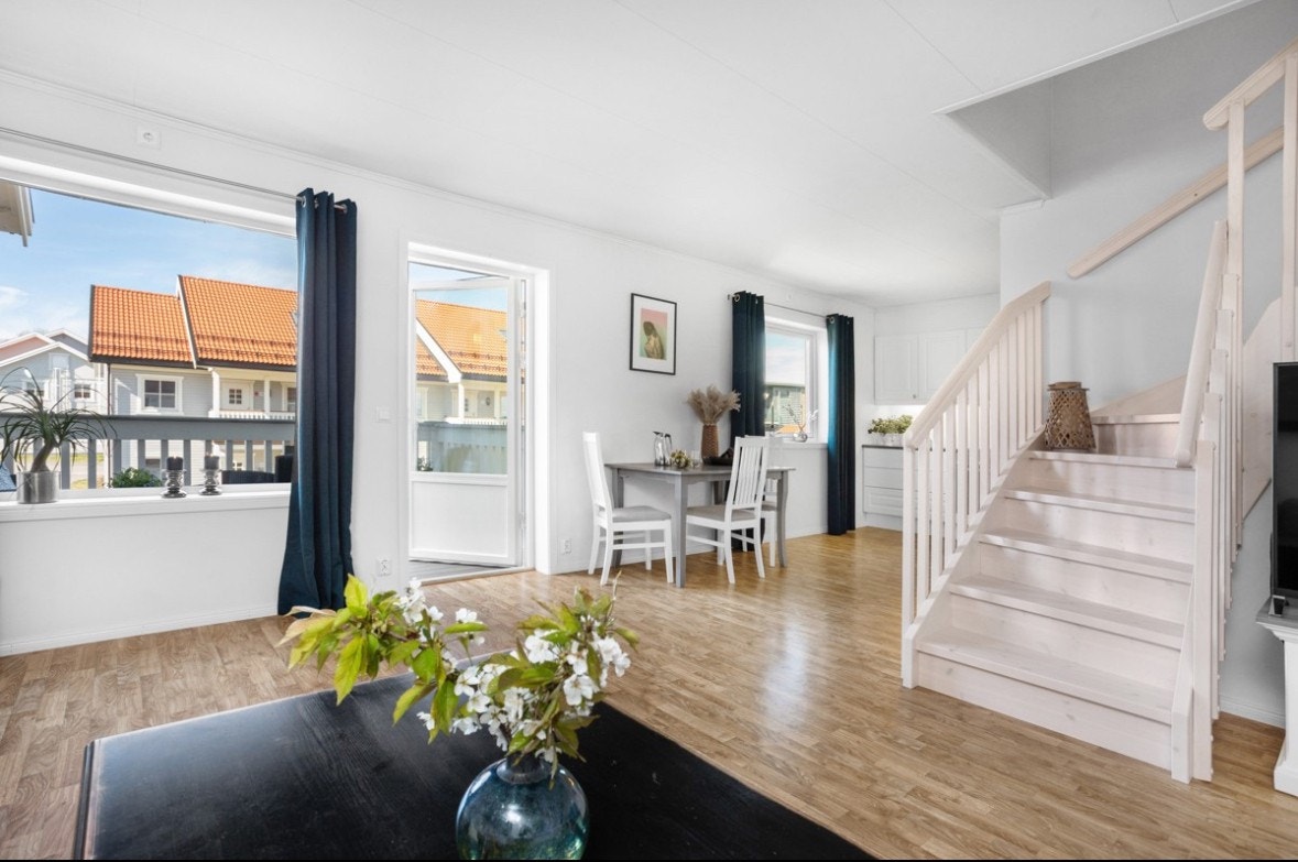 Romslig løsning, nå også med spisestue ved siden av hjørnesofaen Galleribilde