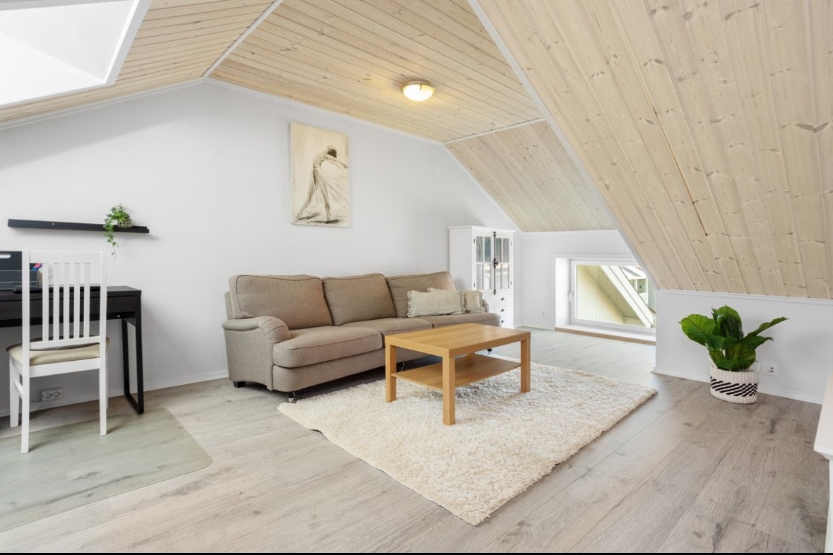Romslig og lys loftstue Galleribilde
