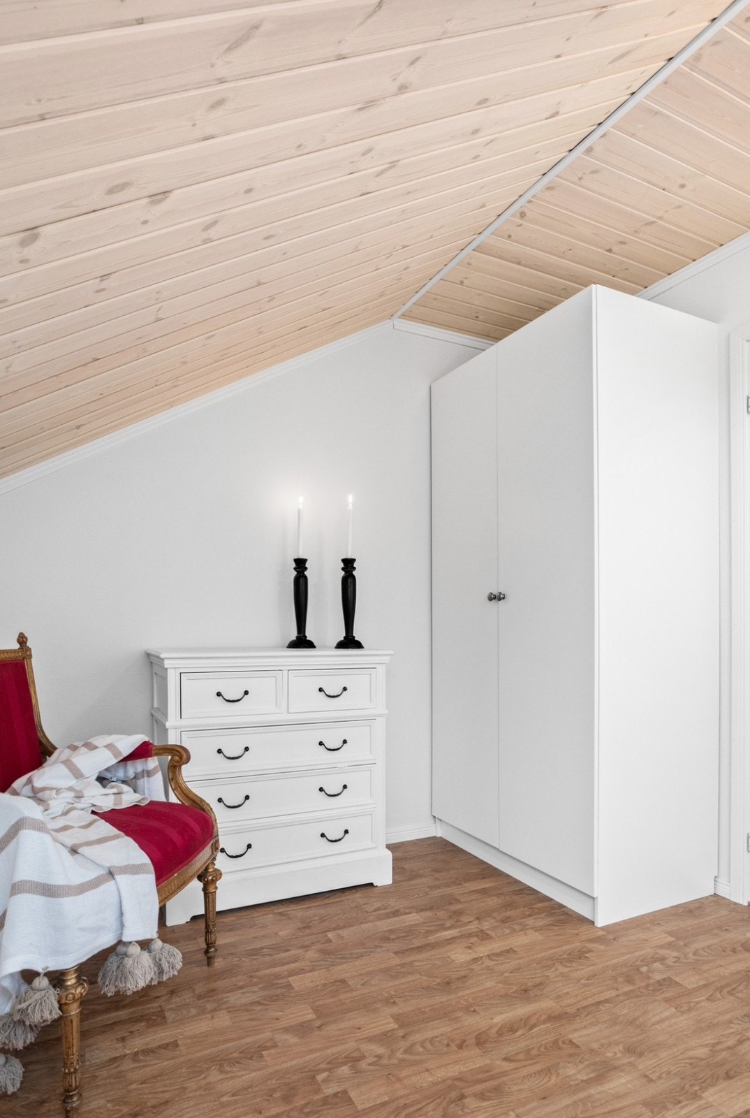 Resten av soverommet oppe, med god skapplass Galleribilde