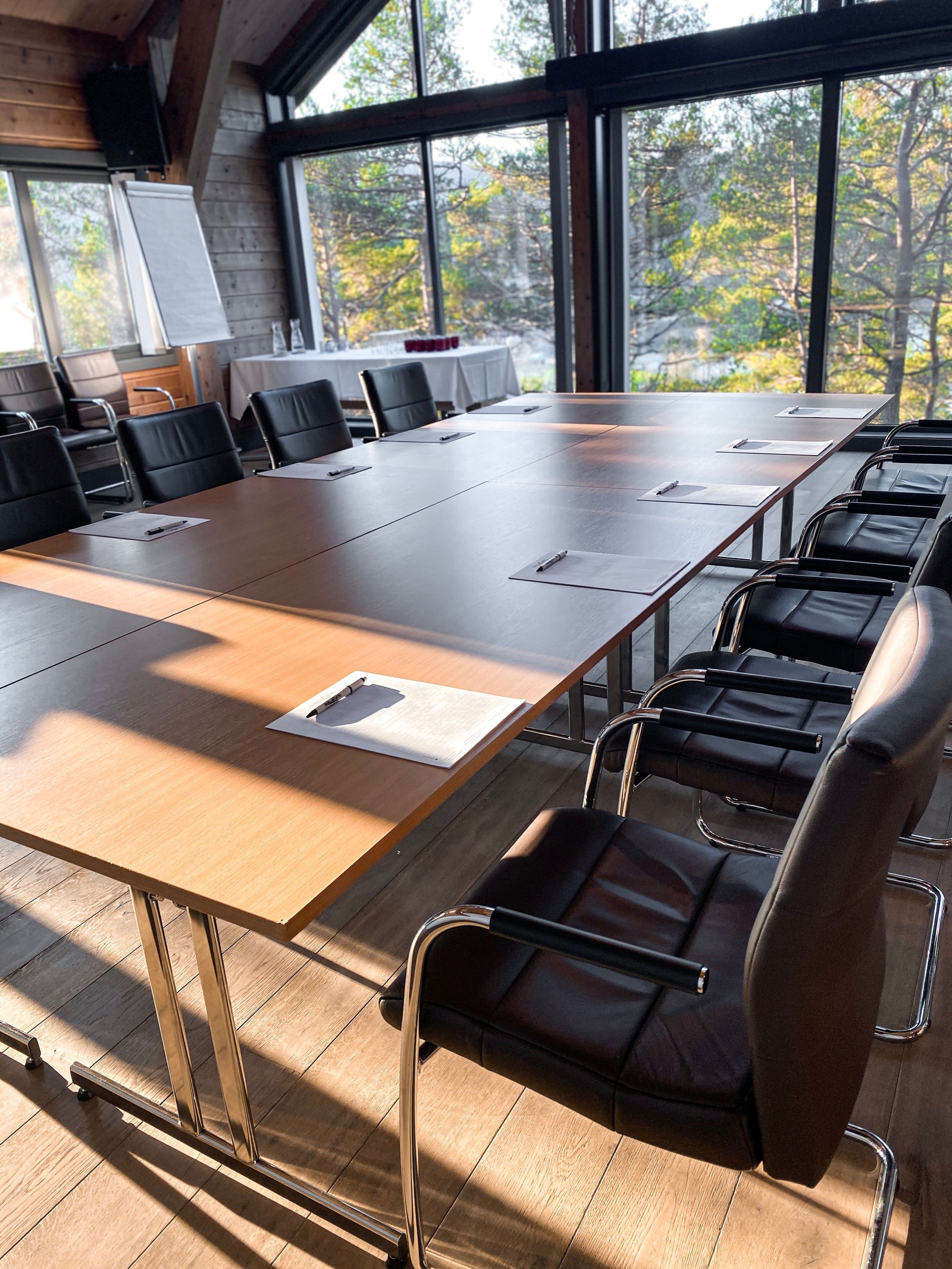 Skillevegg i spisesal kan lukkes igjen, og ene rommet kan gjøres om til konferanserom Galleribilde