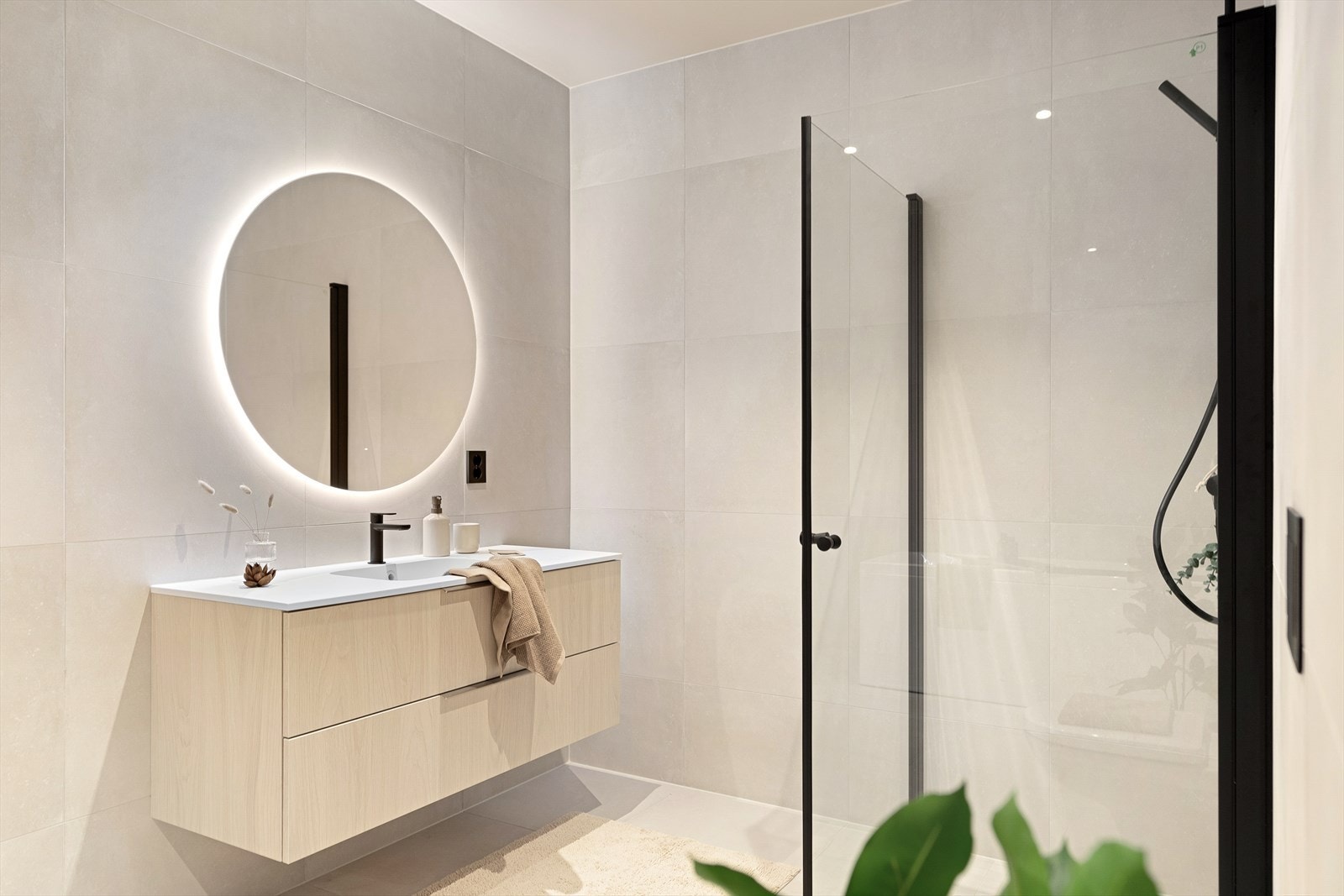 Helfliset baderom med flotte 60x60 fliser i en delikat lys beige farge. Galleribilde