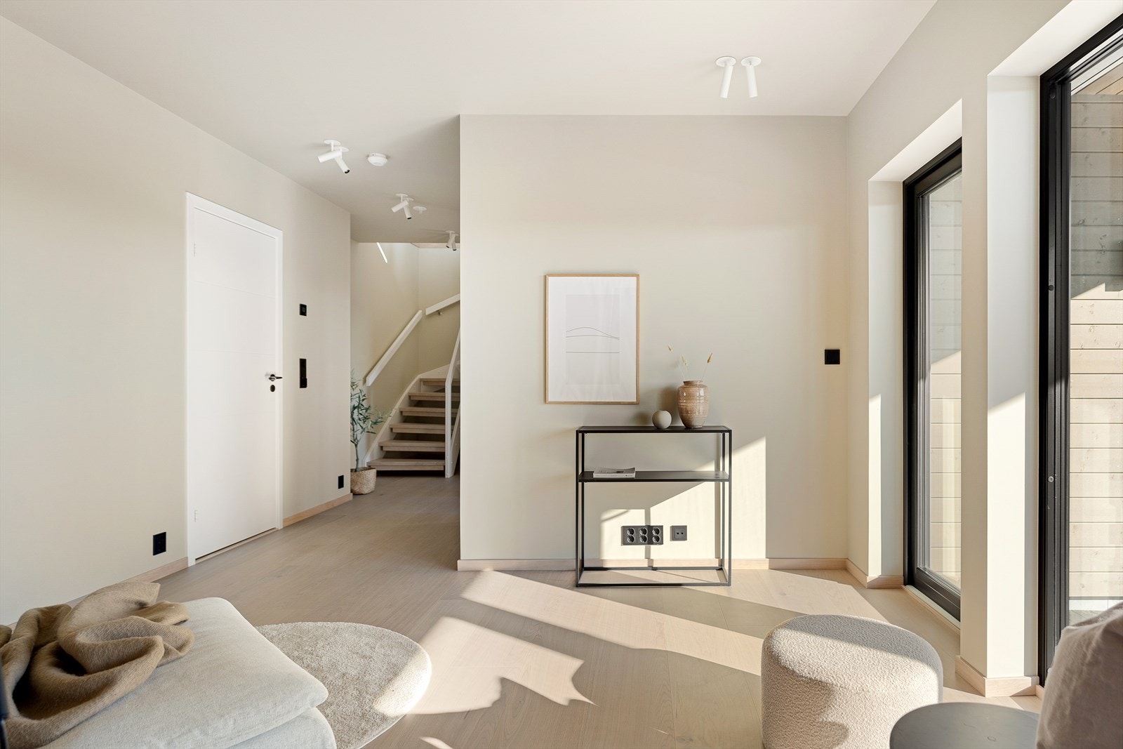 I underetasjen finner du bl.a 3 soverom, TV-stue, bad og vaskerom. Fra TV-stue er det utgang til hage. Galleribilde