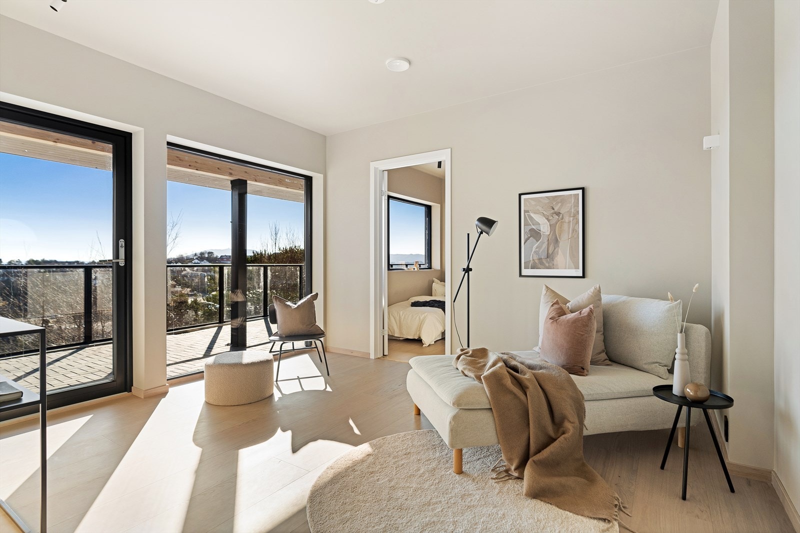 Alle husene har en deilig TV-stue med utgang til terrasse/hage. Her fra visningsboligen 181A. Galleribilde