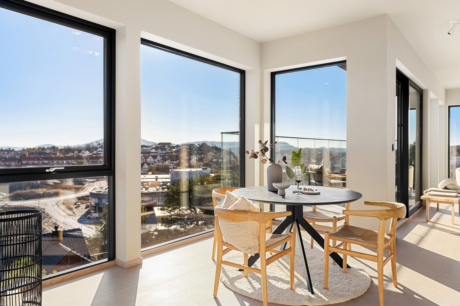 Spisebordet får sin naturlige plassering mellom stuen og kjøkkenet. Galleribilde