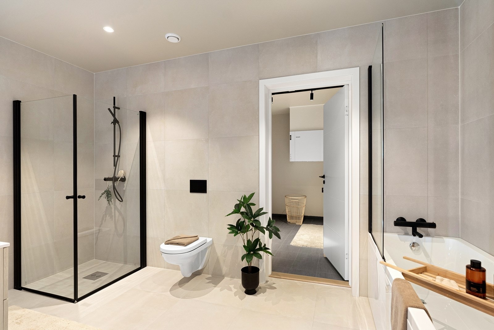 Hovedbadet i underetasjen er stort og lekkert! Legg merke til de flotte flisene og de fine detaljene. Galleribilde