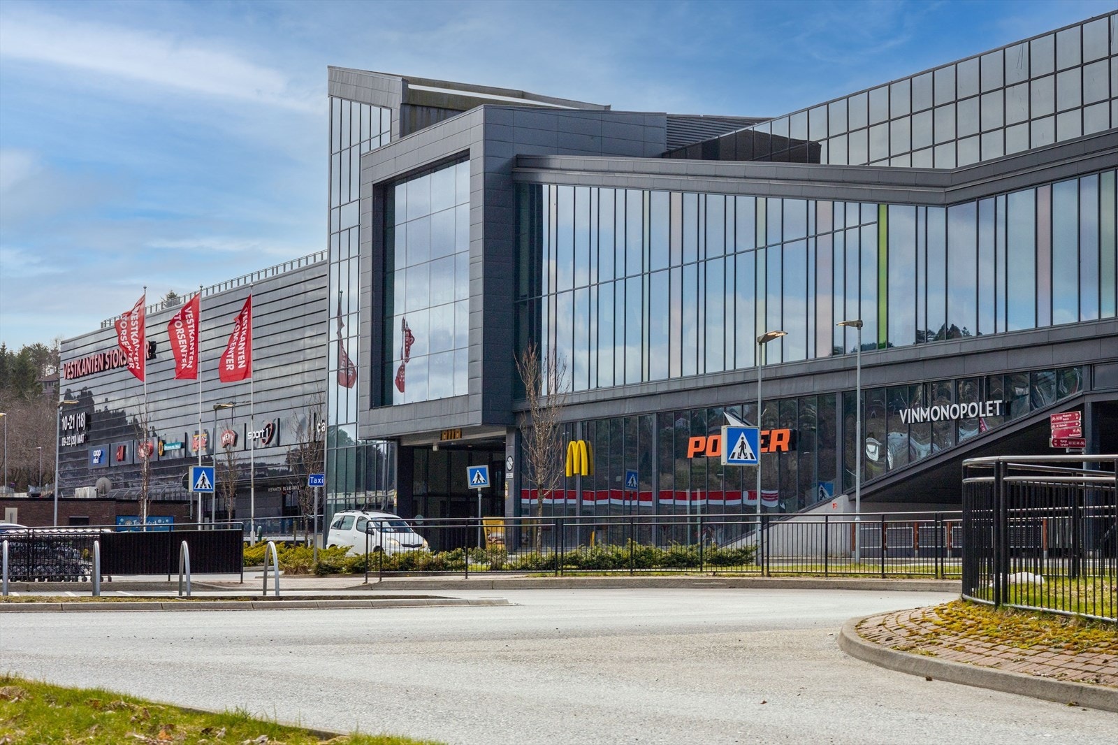 Vestkanten og Vannkanten ligger kun 5 min kjøring unna. Her finner du det meste av butikker og rekreasjonstilbud. Galleribilde