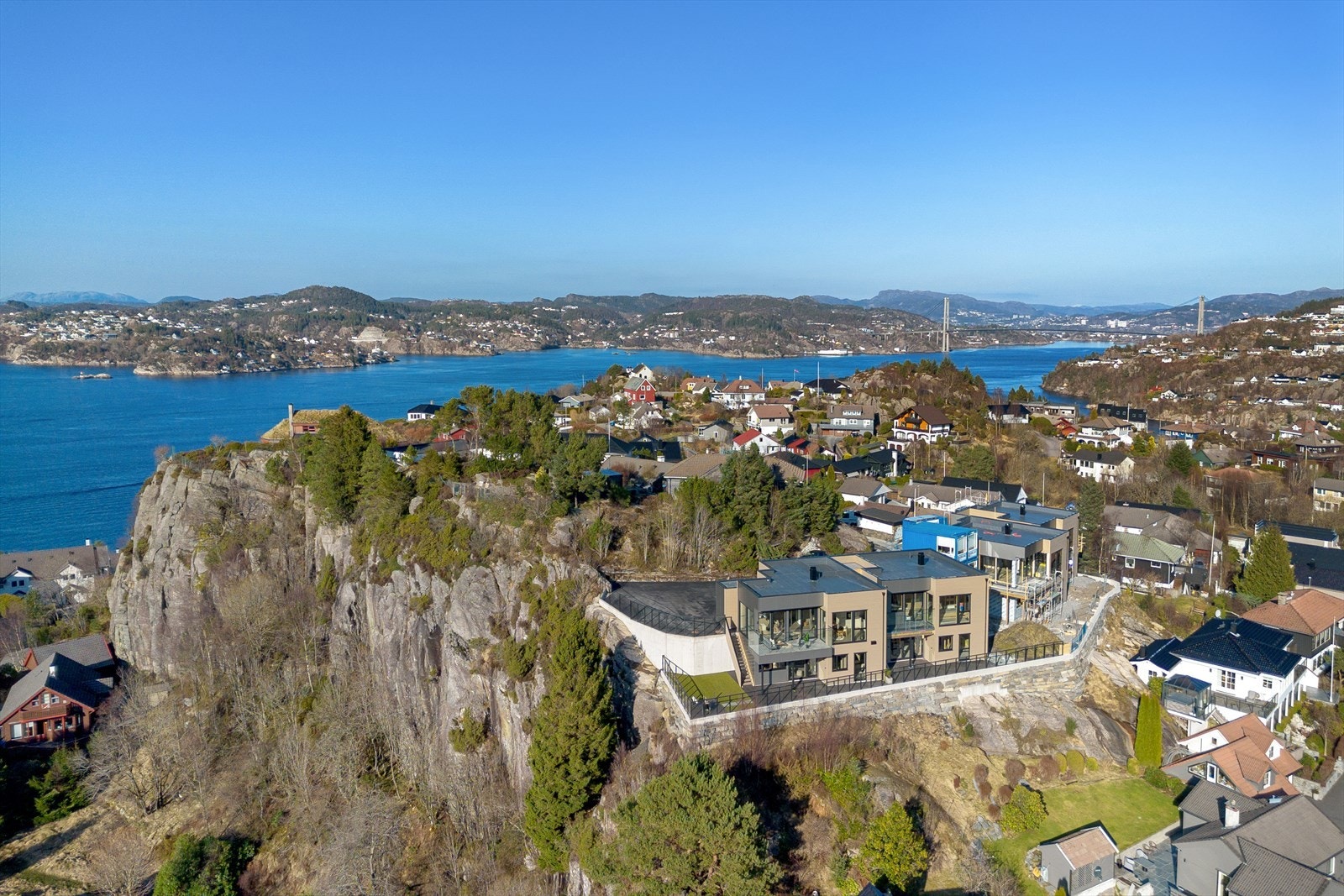 De nye eneboligene på Stiaberget ligger nydelig til i enden av blindvei. Fin utsikt, gode solforhold og høy kvalitet! Galleribilde
