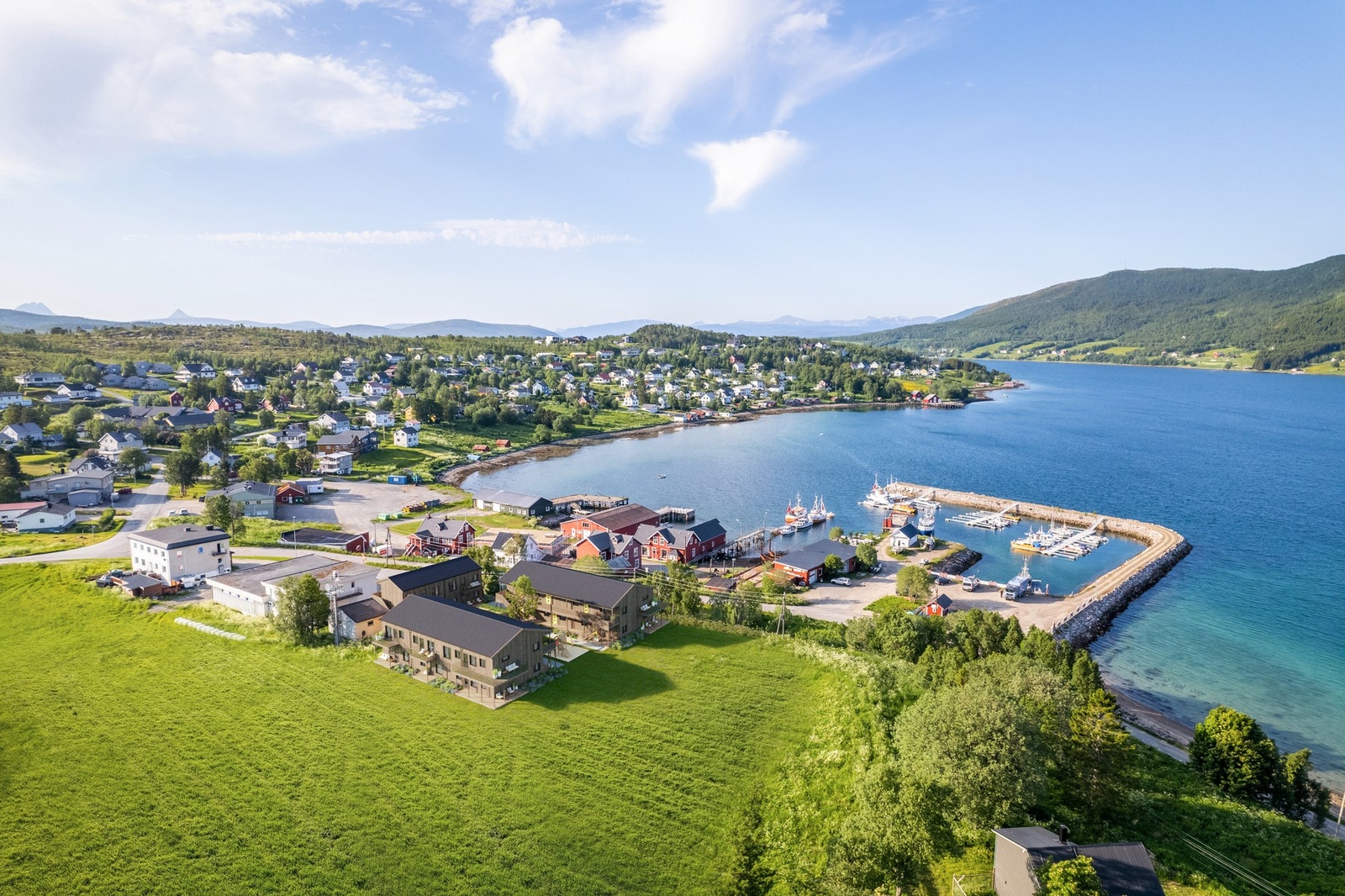 Kort vei til skole, barnehage, dagligvarebutikk - I tillegg kan du enkelt nå både Klubben, Botnhamn og Husøy fra Gibostad Galleribilde