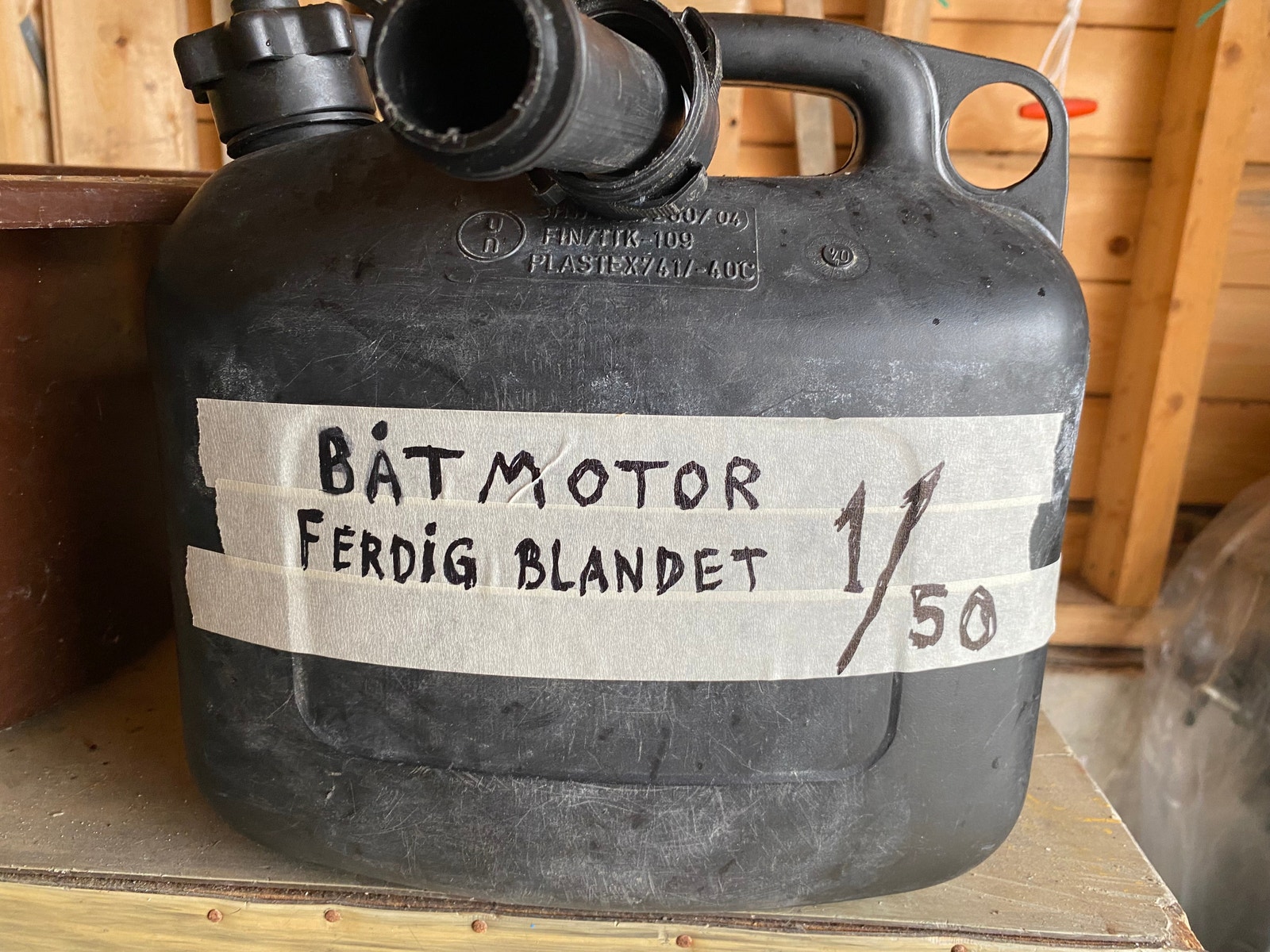 Ferdigblandet bensin til mariner båt motor Galleribilde