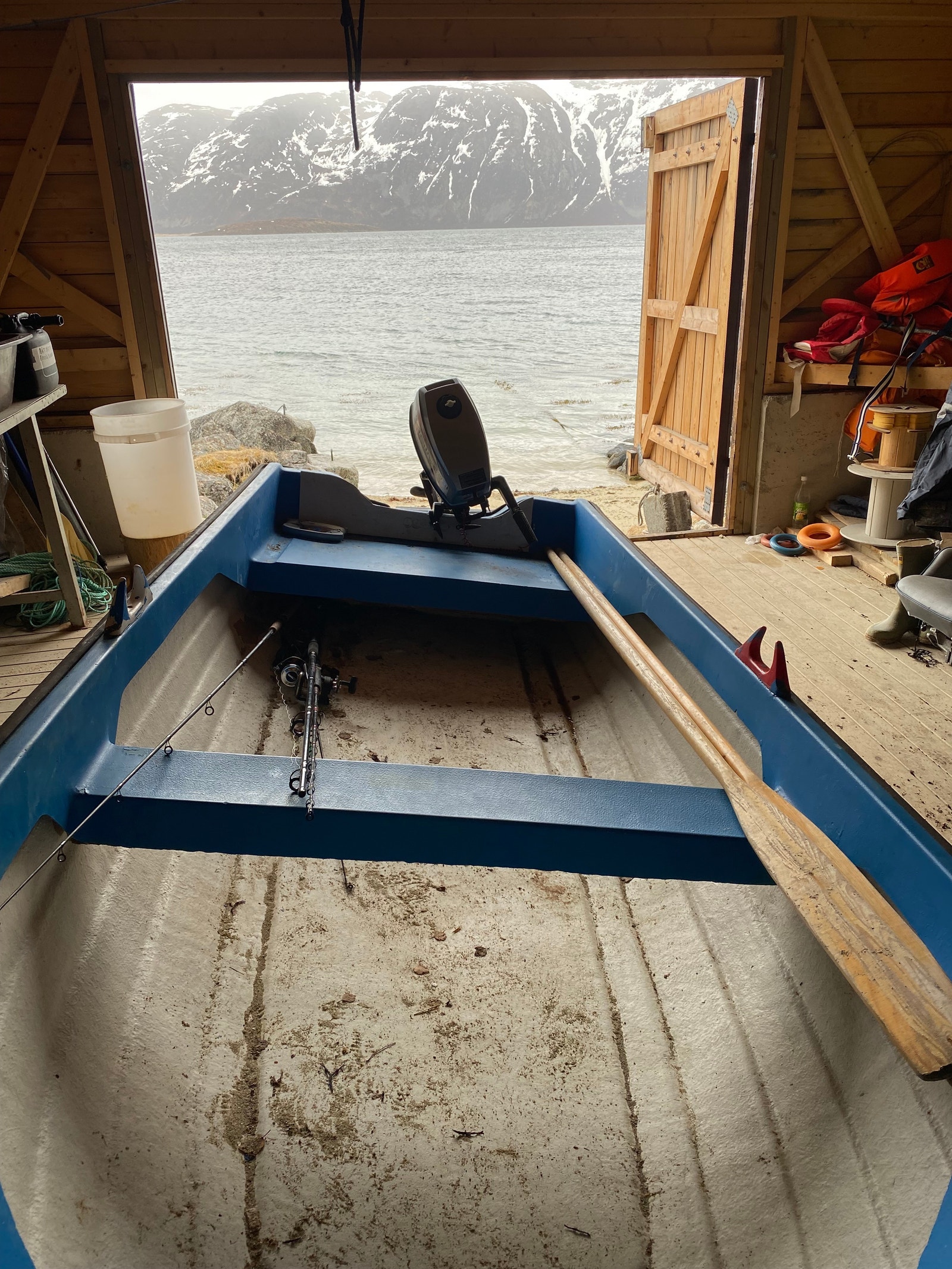 5hk påhenger, full ferdigblandet kanne med bensin i naust. Galleribilde