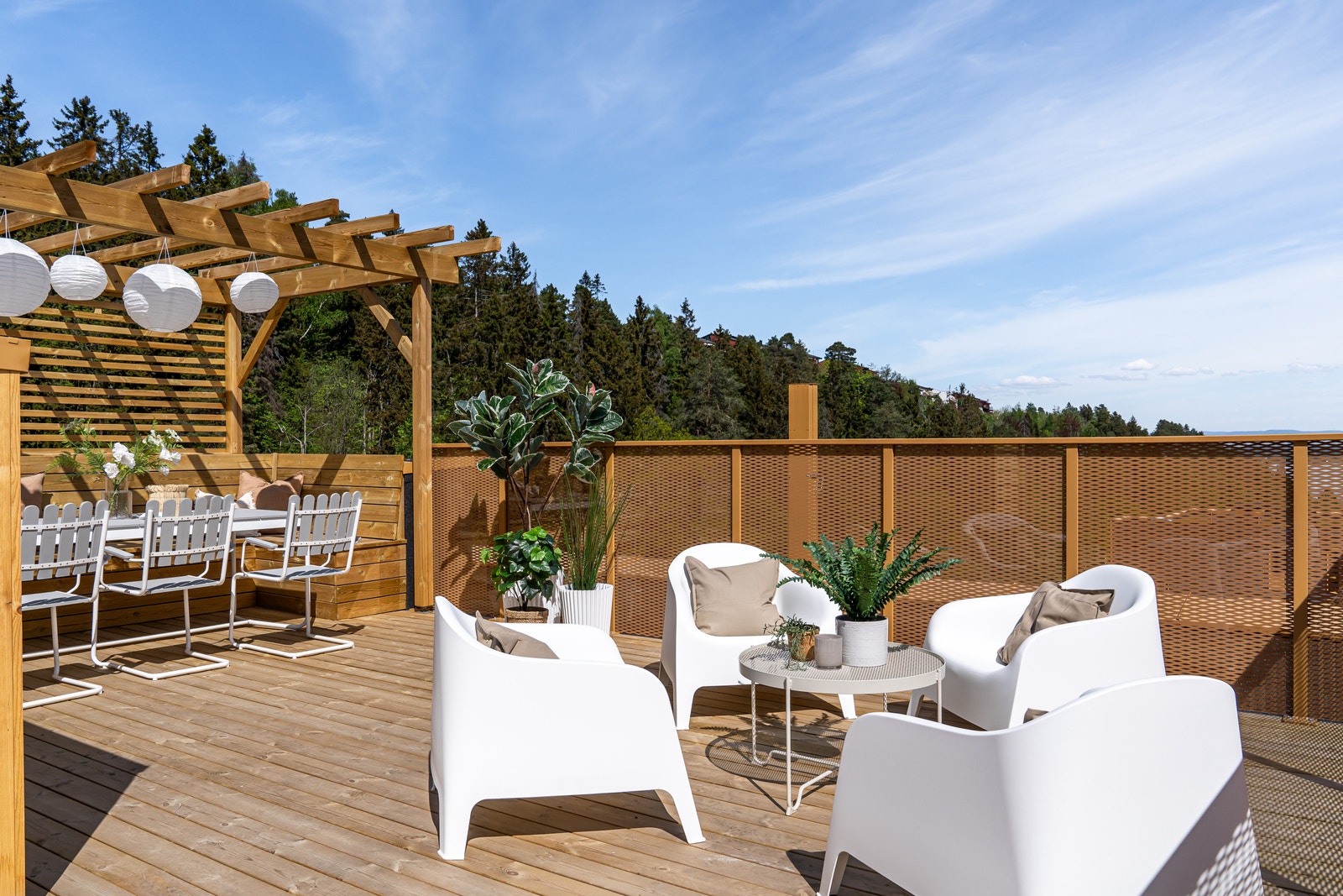 Den private takterrassen har plass for flere sosiale soner og har nydelig utsikt samt gode solforhold Galleribilde