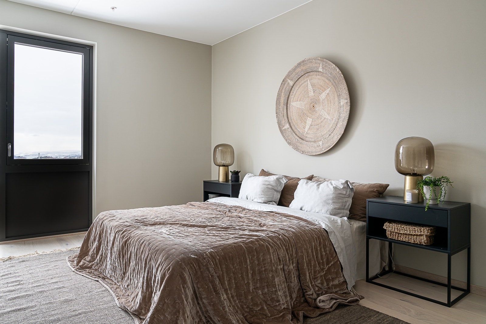 Stort hovedsoverom med avsatt plass for garderobe og eget bad Galleribilde