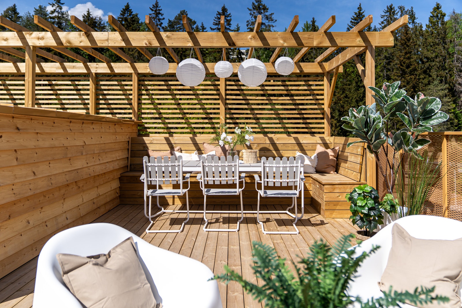 Deler av takterrassen dekket med pergola Galleribilde