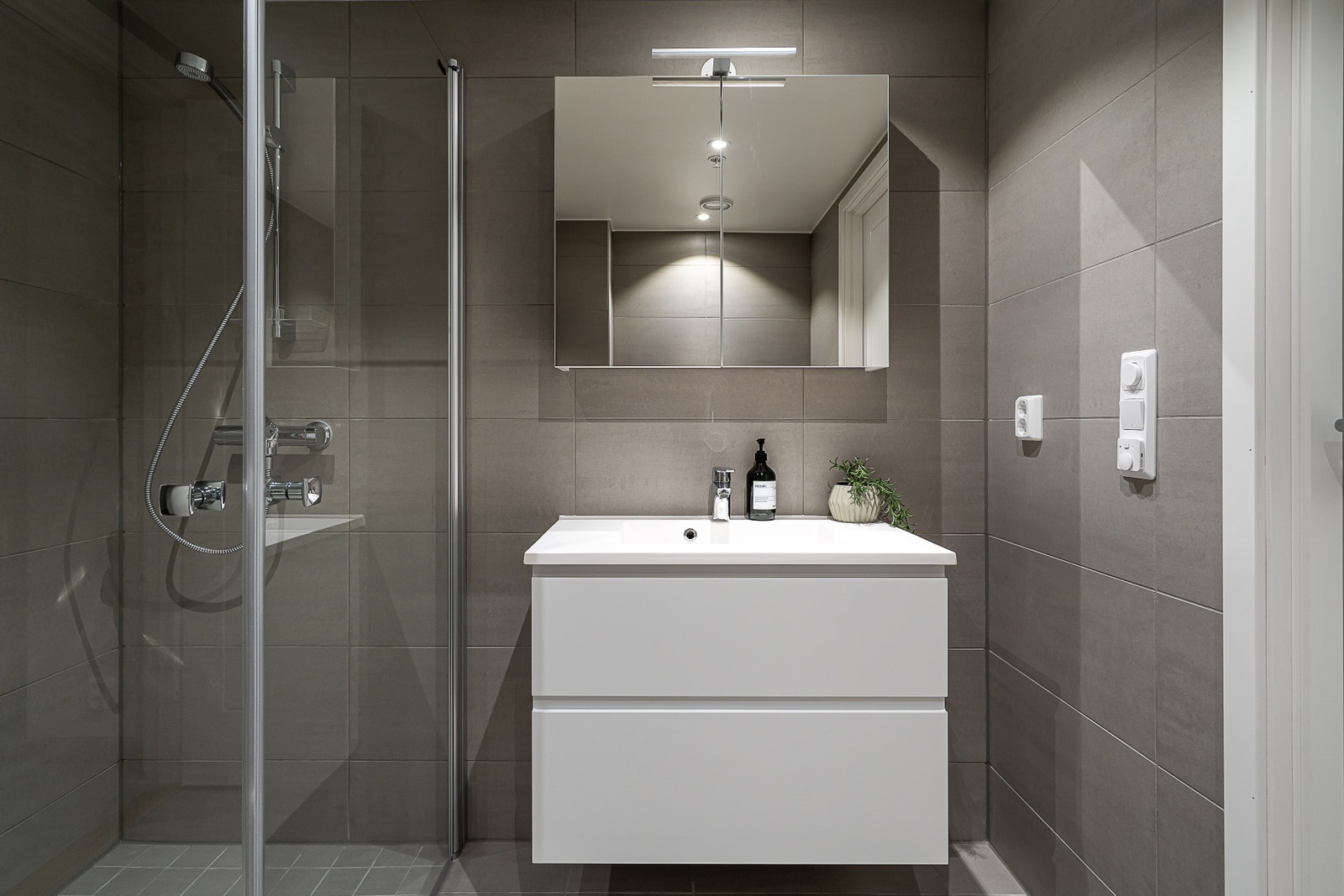 Boligen har to lekre flislagte bad hvorav ett i direkte tilknytning til hovedsoverom Galleribilde