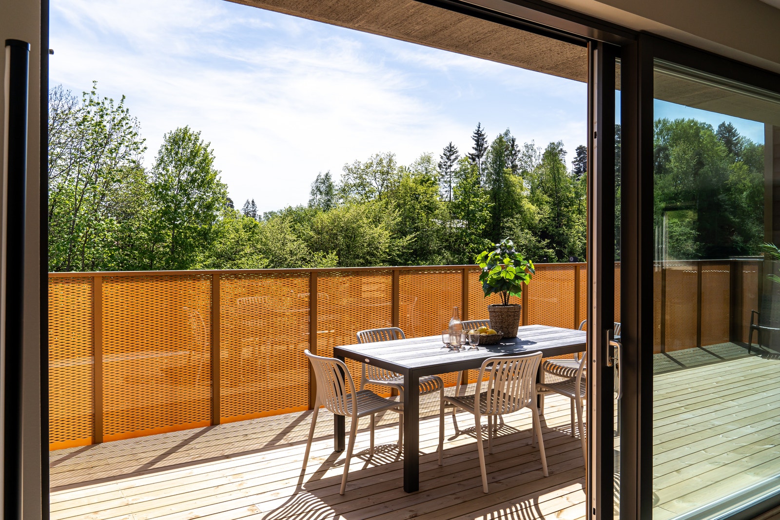 Fra stue/kjøkken er det utgang til en stor terrasse på leilighetsplanet Galleribilde