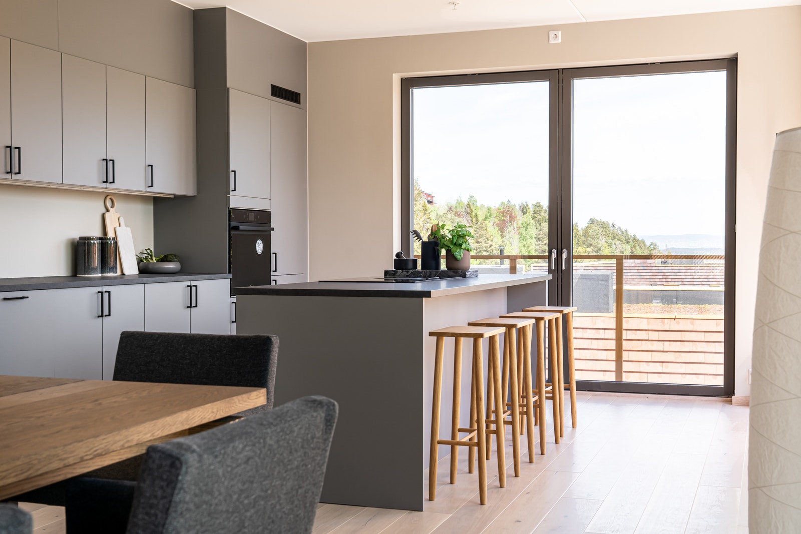 Lekkert og moderne kjøkken med integrerte hvitevarer Galleribilde