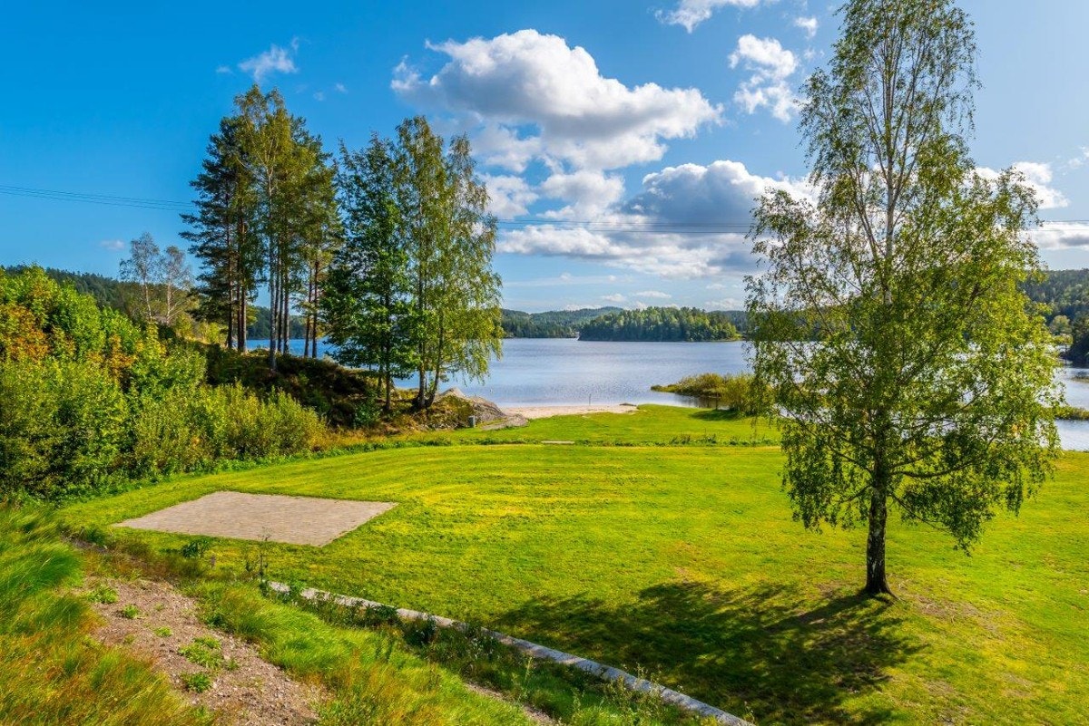 Ved Frolands verk er det flotte omgivelser langs Trevann Galleribilde