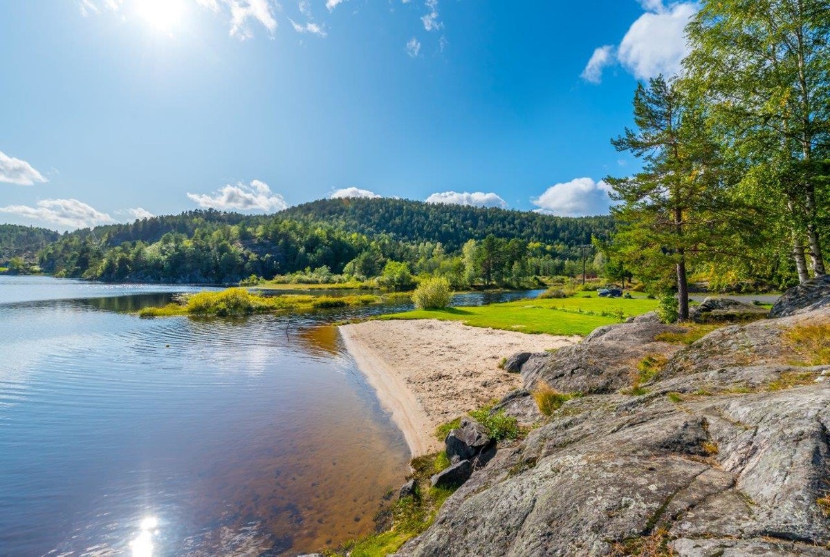 Ved Frolands verk er det flotte omgivelser langs Trevann Galleribilde