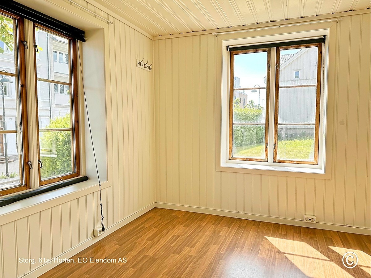 Soverom med utsikt til solfylt og stor hage. Galleribilde