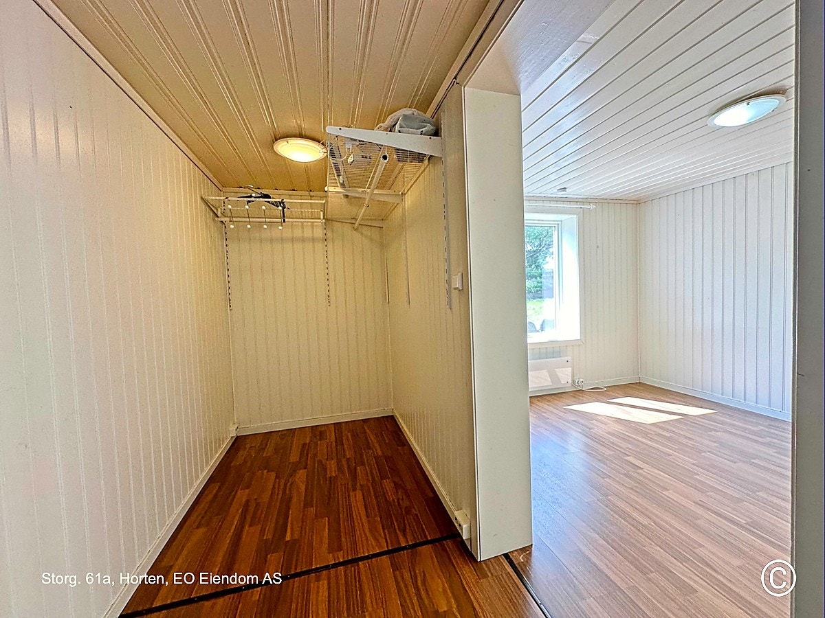 Stue til høyre i bildet og "walk-in closet" / garderobe til venstre. Galleribilde