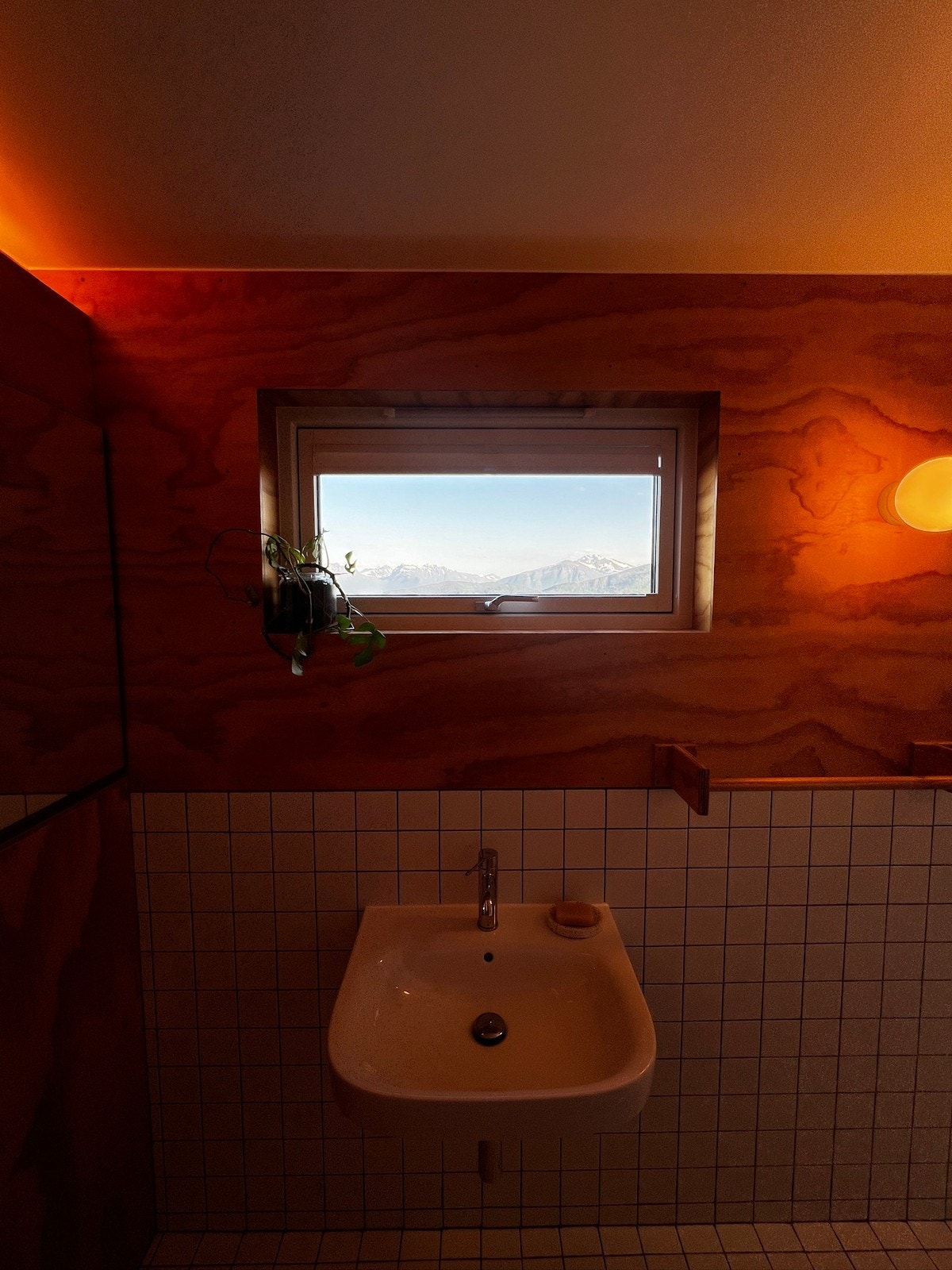 Utsikt til Sunnmørsaplene fra badet Galleribilde