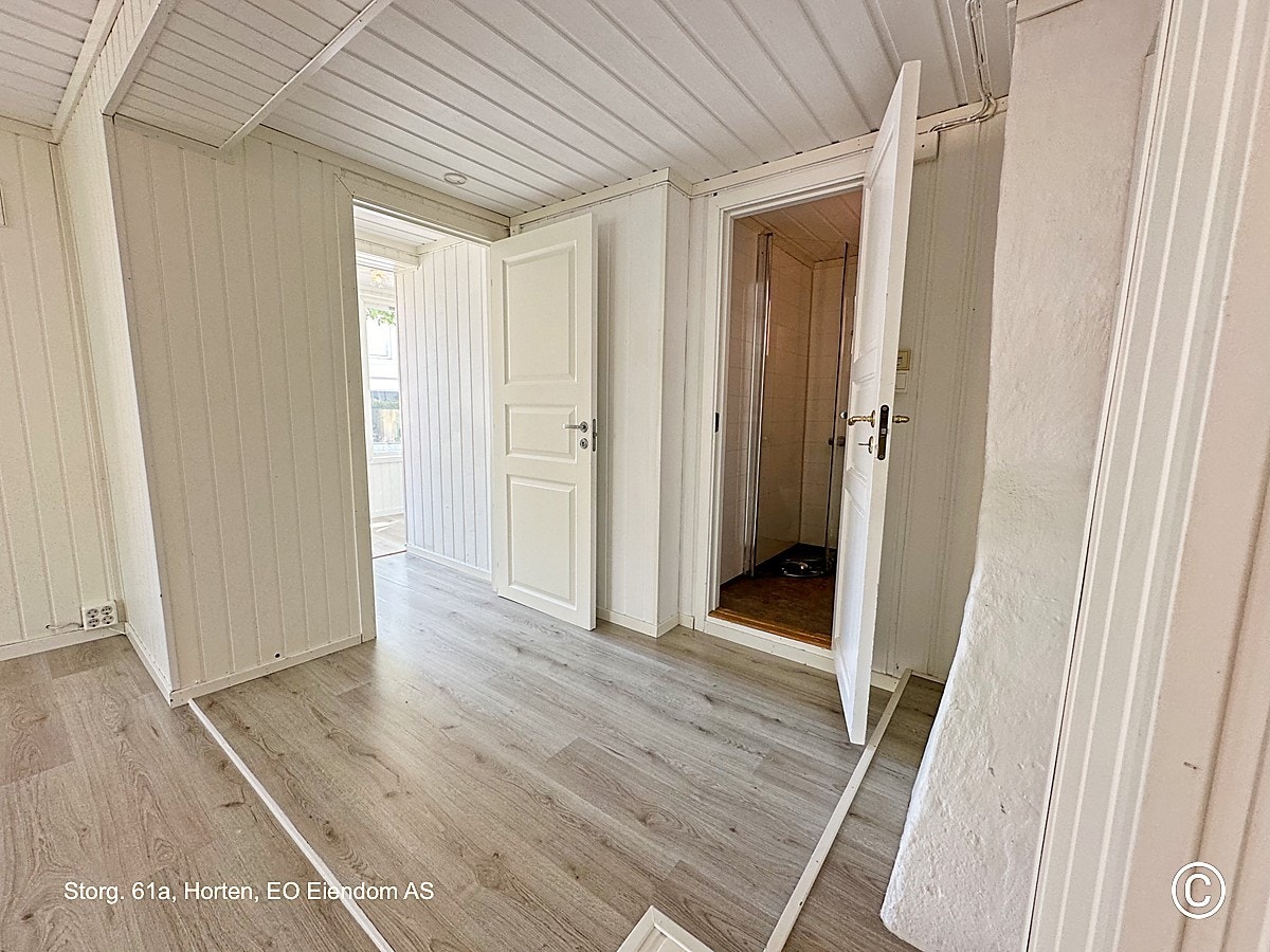 Inngang til baderom til høyre og liten gang til soverom nr. 2 til venstre. Galleribilde