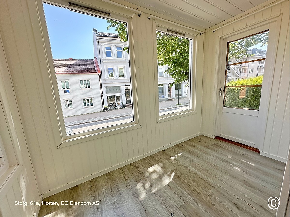 Soverom nr. 2. Lyst og trivelig med mange vinduer og egen utgang til egen privat liten platting. Galleribilde
