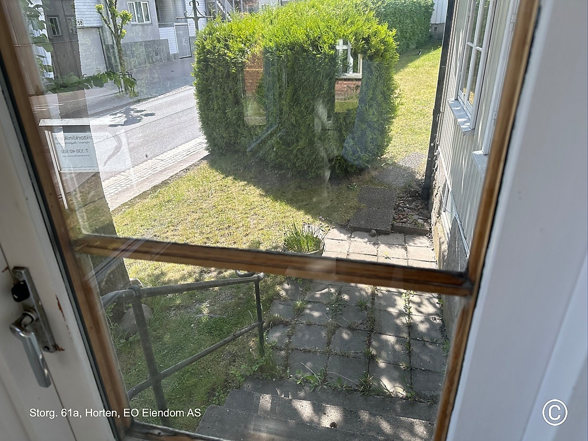 Egen utgang til egen liten platting fra soverom 2. Galleribilde