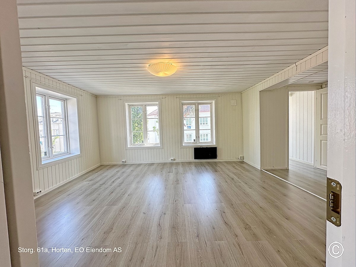 Stor og deilig stue med mange vinduer - lys og trivelig. Galleribilde