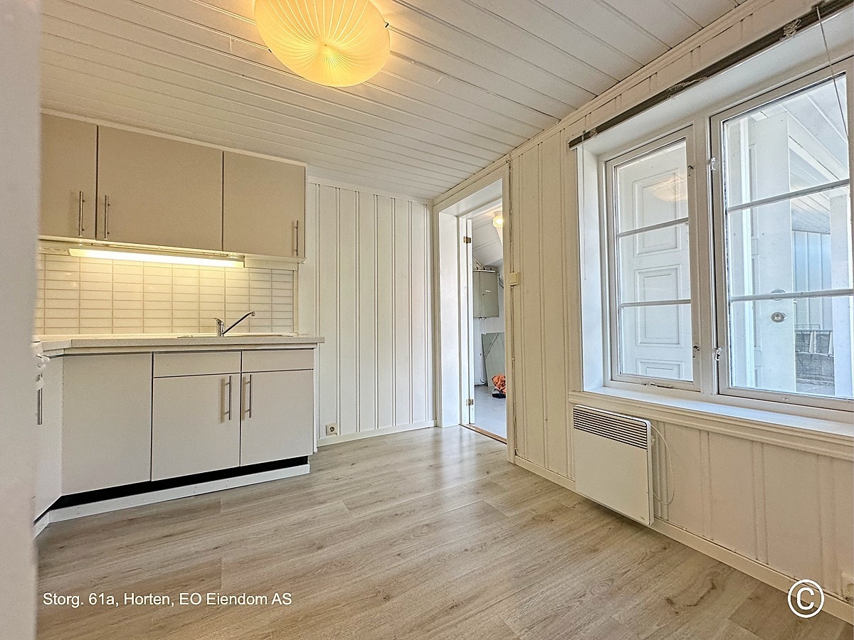 Utgang fra kjøkkenet til yttergangen / inngangsparti. Galleribilde