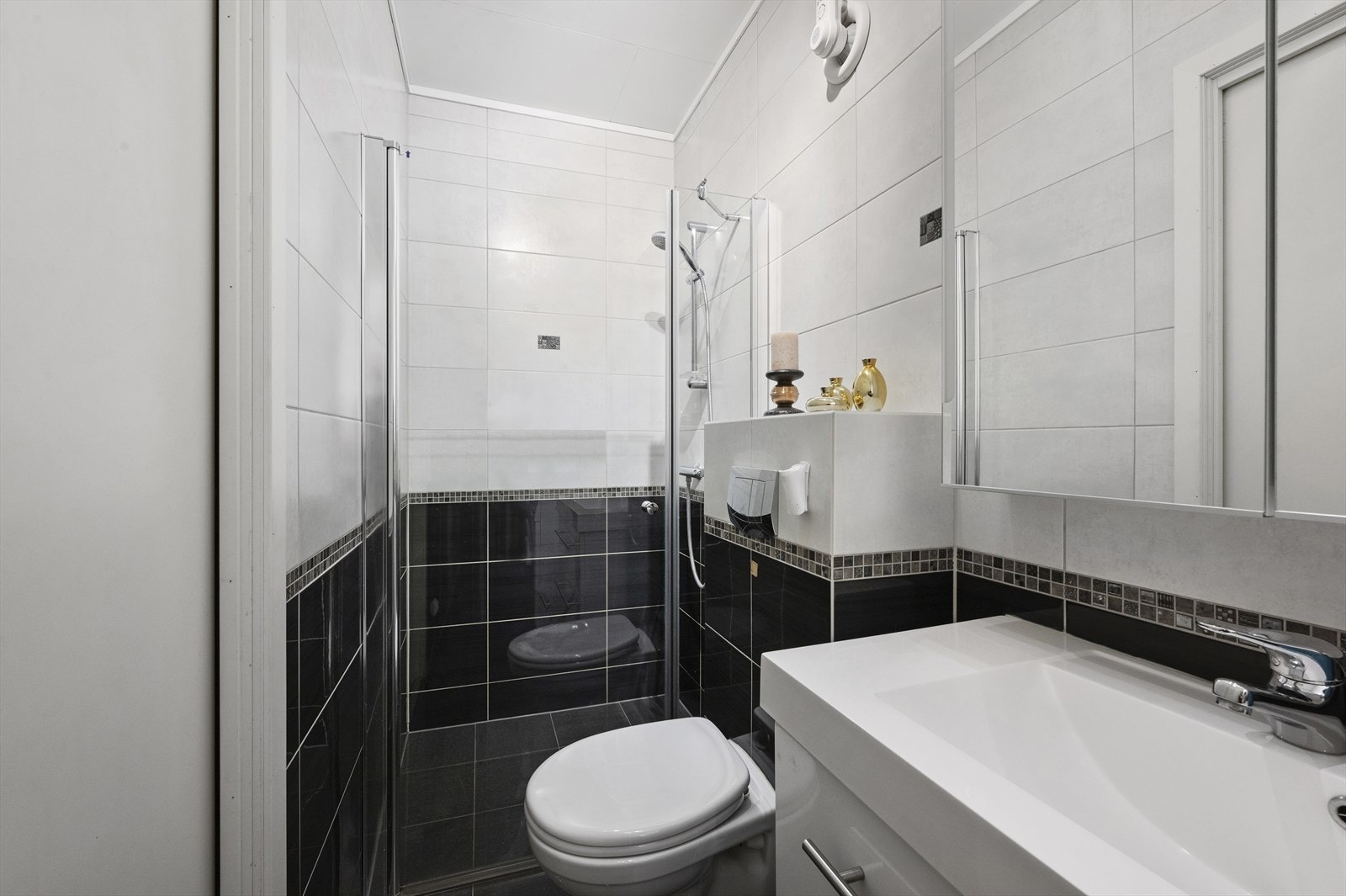 Full-tiled bathroom with floor heating system. Galleribilde