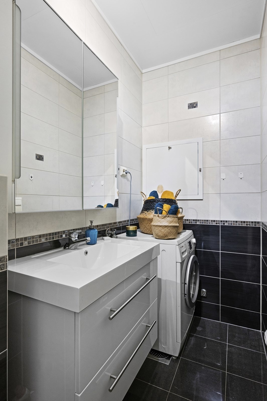 Full-tiled bathroom with floor heating system. Galleribilde